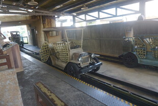 老式车间里的复古车辆