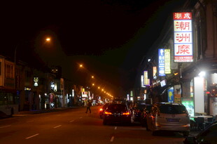 夜晚街道的繁华景象