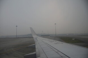 飞机机翼下的朦胧机场