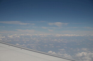 飞机窗外的云端美景