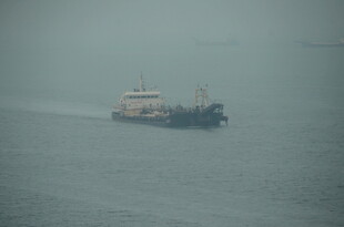 雾中航行的船只