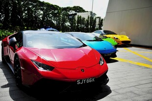 炫酷超跑齐聚停车场