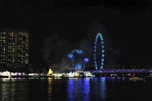 城市夜景中的璀璨摩天轮