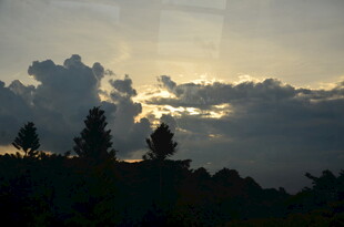 夕阳下的山林与云层