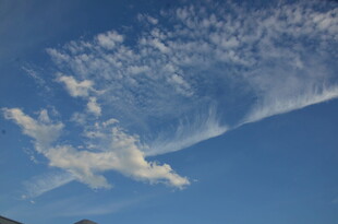 蓝天中的梦幻云朵