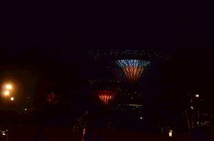 城市夜景中的绚丽灯光秀