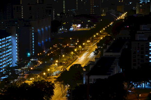 城市夜景中的璀璨街道