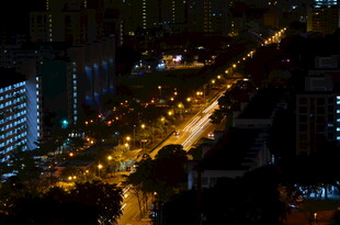 城市夜间街道灯火景观