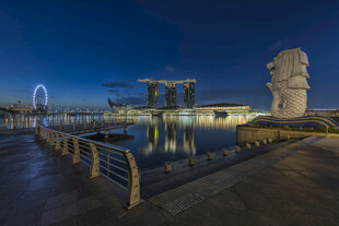 夜晚湖畔的独特建筑景观