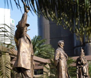 城市中的人物青铜雕塑