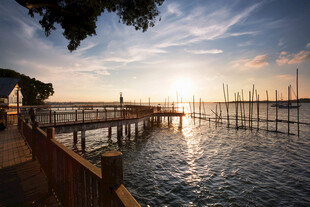 夕阳下的湖畔木质栈桥 新加坡