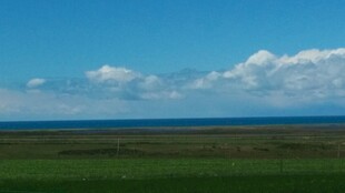 草原蓝天远景风景图