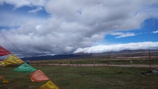 草原上的多彩经幡