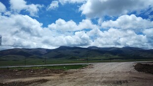 旷野土路 蓝天白云美景