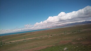 草原上的蓝天白云美景