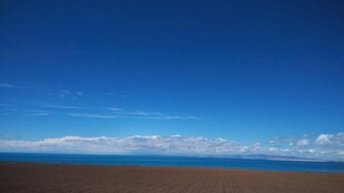 广阔蓝天与大地的美丽景致