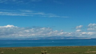 辽阔蓝天碧海草原美景