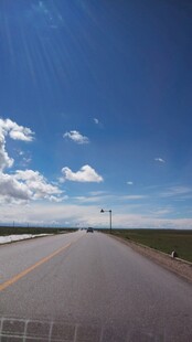 宽阔公路伸向蓝天白云