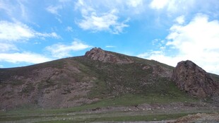 壮丽山景 蓝天白云相伴