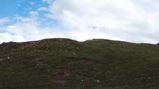 青山蓝天间的自然美景