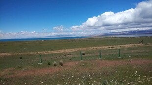 辽阔草原上的蓝天白云