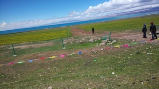 草原上的户外探险场景