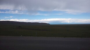 草原公路上的天空景观