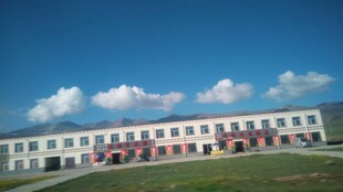 蓝天白云下的多层建筑