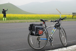 公路旁的骑行自行车