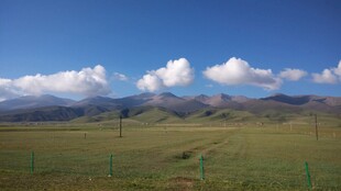 草原蓝天远山风景如画