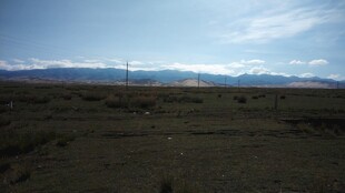 广袤原野上的蓝天远景