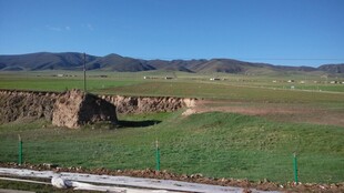 草原边的土崖景观