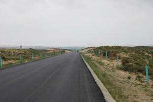 宽阔公路延伸至远方