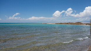 海边风光 清澈海水与蓝天