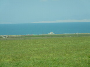 草原与海的美丽景致