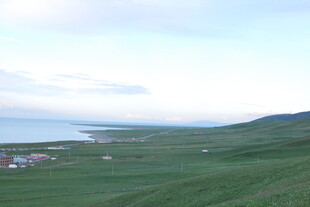 草原风光与远处的水域