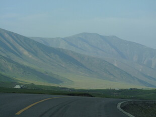 蜿蜒公路旁的壮丽山峦