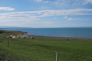 草原边的辽阔海景风光