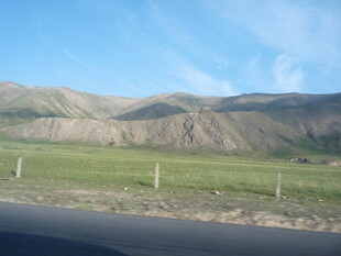 公路旁的草原与远山景色