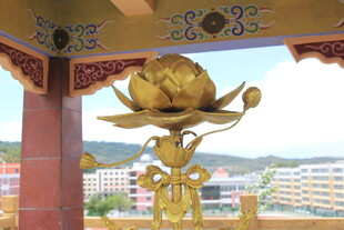 寺庙中的精美金色莲花雕塑