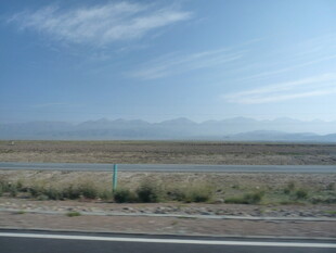 公路边的开阔旷野风景