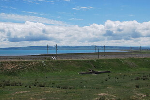 草原风光与远处的输电设施