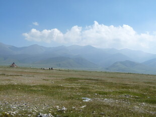草原远景 山峦隐于云雾间