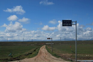 旷野土路旁的指示牌