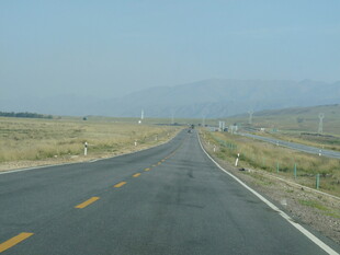 空旷公路延伸向远方