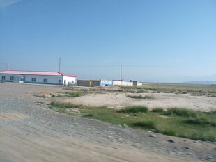 荒漠中的简易建筑群