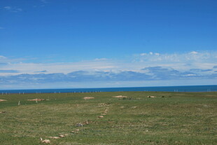 草原湖畔蓝天美景