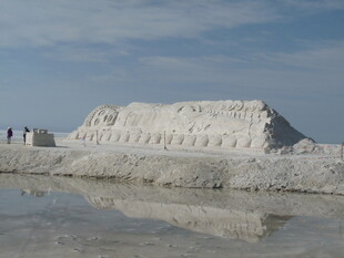 盐湖上的盐堆景观