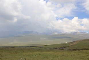 草原上的蓝天白云美景