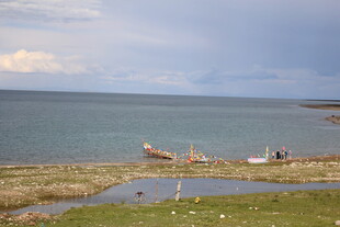 湖畔渔船与宁静自然风光